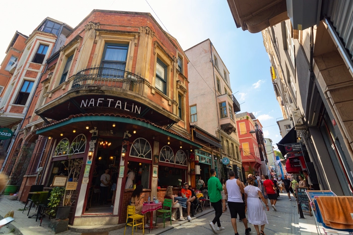 Café Naftalin. Berühmt und nicht grundlos so beliebt ist das Café Naftalin in Fener. Es ist klein, gemütlich und prall gefüllt mit kuriosen Dekorationsgegenständen. Regelmäßig kann man eine der vielen Straßenkatzen Istanbuls als Gast am Tisch begrüßen. 