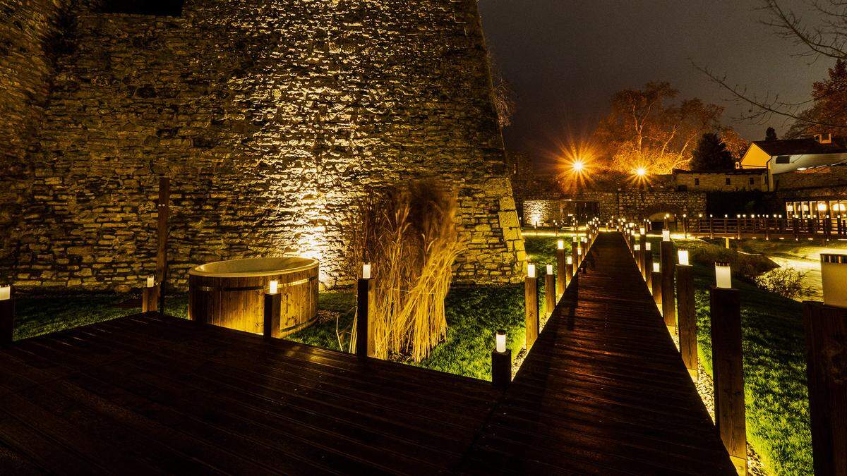 Das Spa im Graben der Burg von Tata