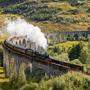 Der Dampfzug auf dem Glenfinnan-Viadukt in Schottland