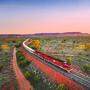 Der Luxuszug „The Ghan“ schlängelt sich durch das australische Outback