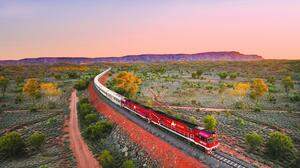 Der Luxuszug „The Ghan“ schlängelt sich durch das australische Outback