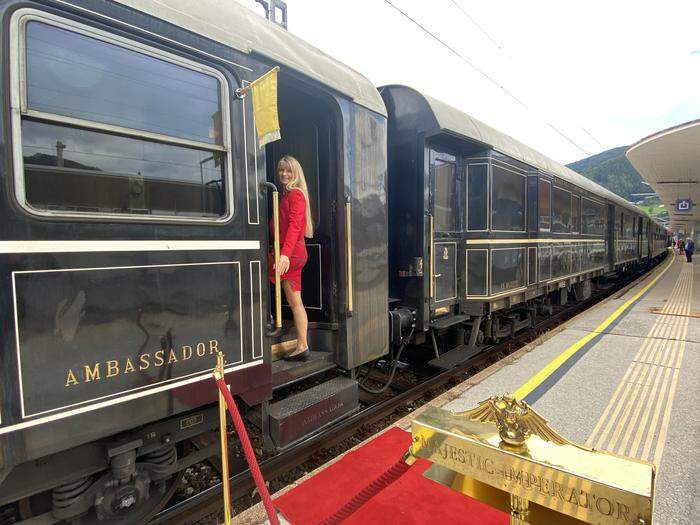 Roter Teppich für die Gäste des Majestic Train de Luxe