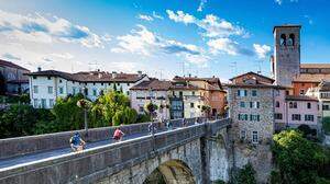 Der Pedemontana-Radweg führt über die Teufelsbrücke in Cividale del Friuli 