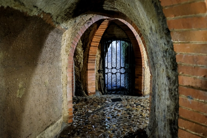 Die Keller. Nicht nur die Brauereikeller sind eine Sehenswürdigkeit: Die gesamte Altstadt von unterirdischen Räumen und Gängen durchzogen – die mittelalterlichen Keller wurden ab den 1970er-Jahren miteinander verbunden und dienen heute als Grundwasserentwässerungssystem der Altstadt. Und als Attraktion, die man im Rahmen von Touren besichtigen kann.