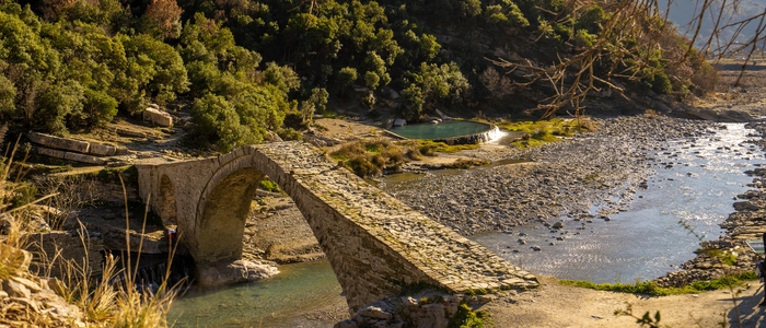Eines der Becken und die Brücke an der Lengarica