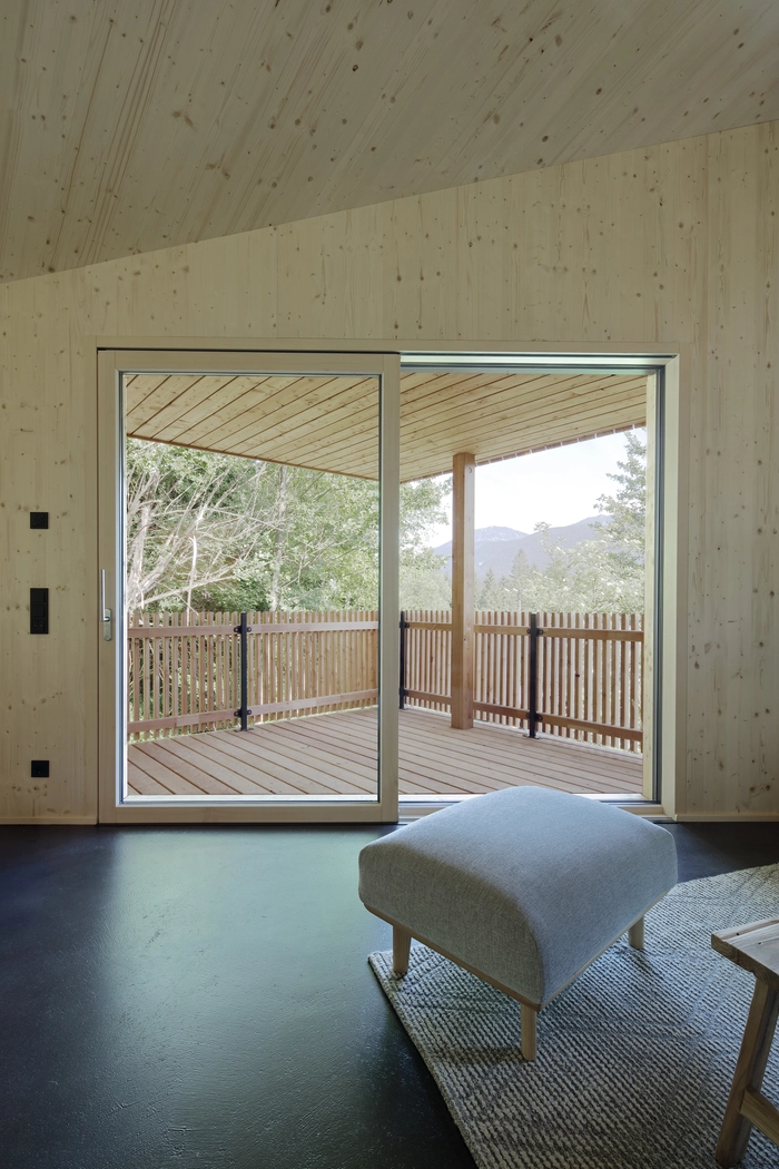 Das Haus besteht innen wie außen zu einem großen Teil aus Holz