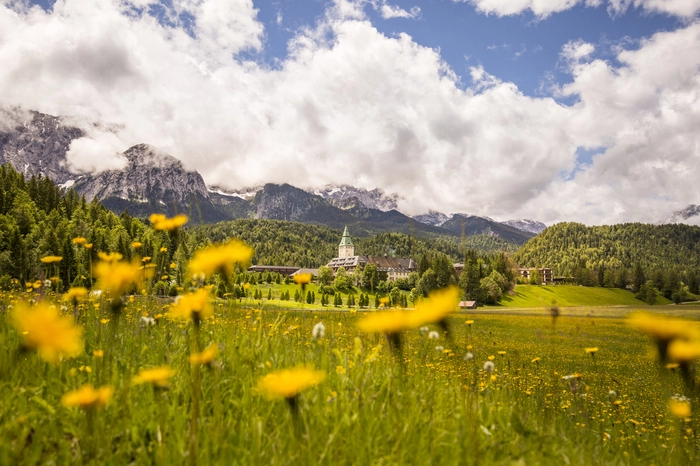 Inmitten spektakulärer Naturkulisse liegt Schloss Elmau (5 Sterne superior). Das Hotel in der Nähe von Garmisch-Partenkirchen wurde mit vollen 20 Punkten und vier Lilien dekoriert. 