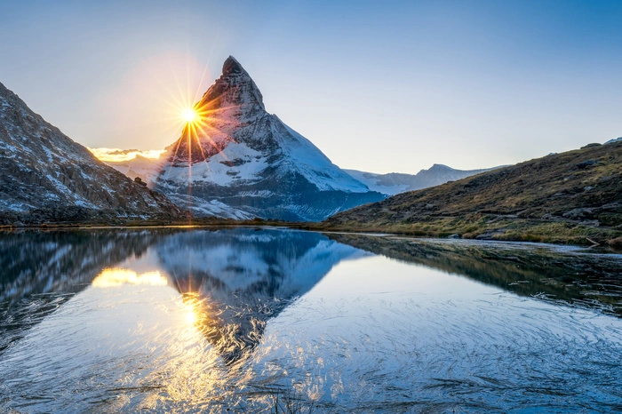 Der markant geformte Gipfel ist mit 4478 Metern einer der höchsten Berge der Alpen. Für die Schweiz ist das Matterhorn ein Wahrzeichen und eine der meistfotografierten Touristenattraktionen.