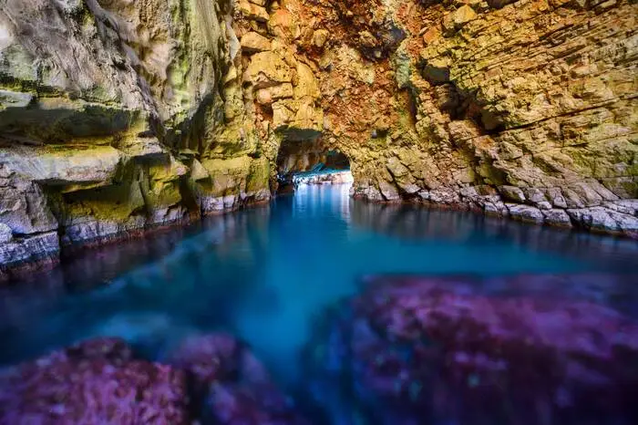 Odysseus-Höhle. Mljet vor der Küste von Dubrovnik wird auch die Insel von Odysseeus genannt, denn der Legende noch soll der antike Held dort Station gemacht haben. Nach einem Schiffbruch soll sich Odysseus in eine Höhle gerettet haben, die bis heute seinen Namen trägt, denn er soll dort sieben Jahre im Bann der Nymphe Calypso verbracht haben. Man kann die Höhle trockenen Fußes über einen Weg erreichen, Taucher und Schnorchler können sie aber auch vom Wasser aus erkunden. Am besten zur Mittagszeit, wenn die Wände in besonders vielen Blautönen schimmern. 