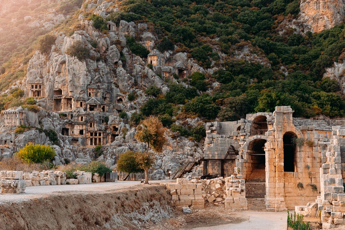 Myra ist berühmt für die Grabeskirche des Heiligen Nikolaus, der Bischof in Myra und auch der berühmteste Einwohner der Stadt war. Neben weiteren antiken Ruinen sind die Felsengräber, die in die Klippen gehauen wurden, sehenswert.