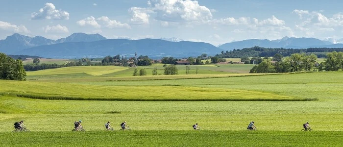 Die Entdeckerradtour führt durch Österreich und Bayern: Hier in Tittmoning mit Blick auf die Alpenkette im Salzburger Land