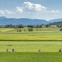 Die Entdeckerradtour führt durch Österreich und Bayern: Hier in Tittmoning mit Blick auf die Alpenkette im Salzburger Land