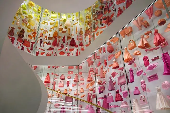 ARCHIV - Die Dior-Galerie in der Avenue Montaigne ist eine Top-Adresse fr Modefans. (zu dpa: ÇSchick gemacht: Wie sich Paris fr Olympia neu erfindetÈ) Foto: Sabine Glaubitz/dpa-tmn - Honorarfrei nur fr Bezieher des dpa-Themendienstes +++ dpa-Themendienst +++