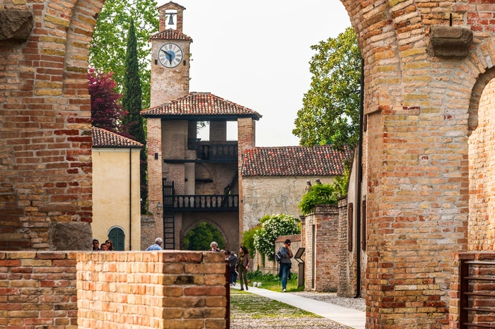 Cordovado. Der Marienwallfahrtsort ist ein Juwel des Barock mit einer Pfarrkirche aus dem 15. Jahrhundert und ein Hotspot der Literatur. Große Literaten wie Ippolito Nievo und Pier Paolo Pasolini ließen sich hier inspirieren. Zauberhaft ist auch die Umgebung mit der mittelalterlichen Burg. Sehenswert: Am ersten Sonntag im September wird eine historische Nachstellung  des Palio dei Rioni zelebriert. Kostenswert: Ristorante Ca‘ Malvani, Villa Curtis Vadi.