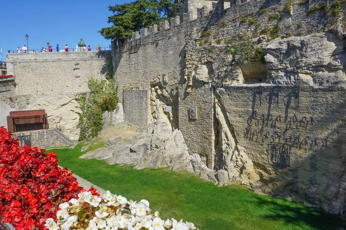 Cava dei Balestrieri. Der Steinbruch der Armbrustschützen Steinbruch wurde im 19. Jahrhundert eröffnet und genutzt, um das für den Wiederaufbau des Palazzo Pubblico benötigte Gestein abzubauen. Heute dient er als Trainingsgelände für die Bogenschützen des Armbrustschützenverbands von San Marino, als Austragungsort zahlreicher nationaler und internationaler Turniere und als Veranstaltungsort.