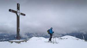 Vom Gipfelkreuz am Goldeck ist das Kreuz am Martennock gut zu erkennen