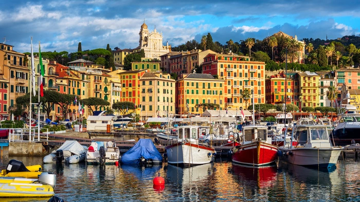 Santa Margherita Ligure. Zwischen Rapallo und Genua gelegen, ist das altehrwürdige Seebad mit seinen Villen und luxuriösen Hotels für Erholungssuchende eine Perle entlang der Riviera di Levante. Paare flanieren im hübschen Ortszentrum, im Park der Villa Durazzo-Centurione oder an der Promenade, machen einen Spaziergang zur nahen Bucht von Paraggi, entspannen in einem Hotelspa oder genießen einfach den Sonnenuntergang über dem Golf von Tigullien von der mittelalterlichen Festung aus. 