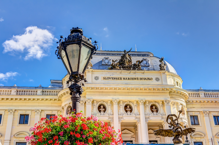 Slowakisches Nationaltheater. Der Höhepunkt eines Bratislava-Aufenthaltes ist für viele Gäste der Besuch einer Oper. Sie liegt unweit der Anlegestation des Katamarans Twin City Liners, der die Hauptstädte Wien und Bratislava in 75 Minuten über die Donau verbindet. Das Niveau des Angebotes der Oper ist sehenswert, immerhin zählt der etablierte Kulturbetrieb insgesamt 300 Ensemblemitglieder, davon 30 Solisten, 60 Balletttänzer und 118 Musiker. 