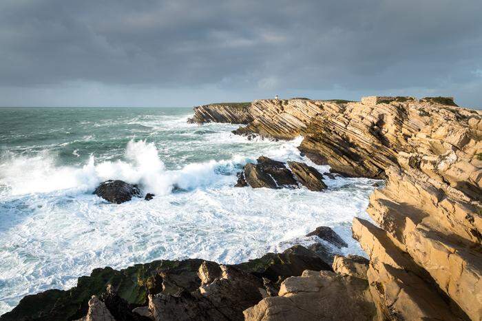 Dramatische Klippen der Halbinsel Baleal, ein Hotspot für Surfer