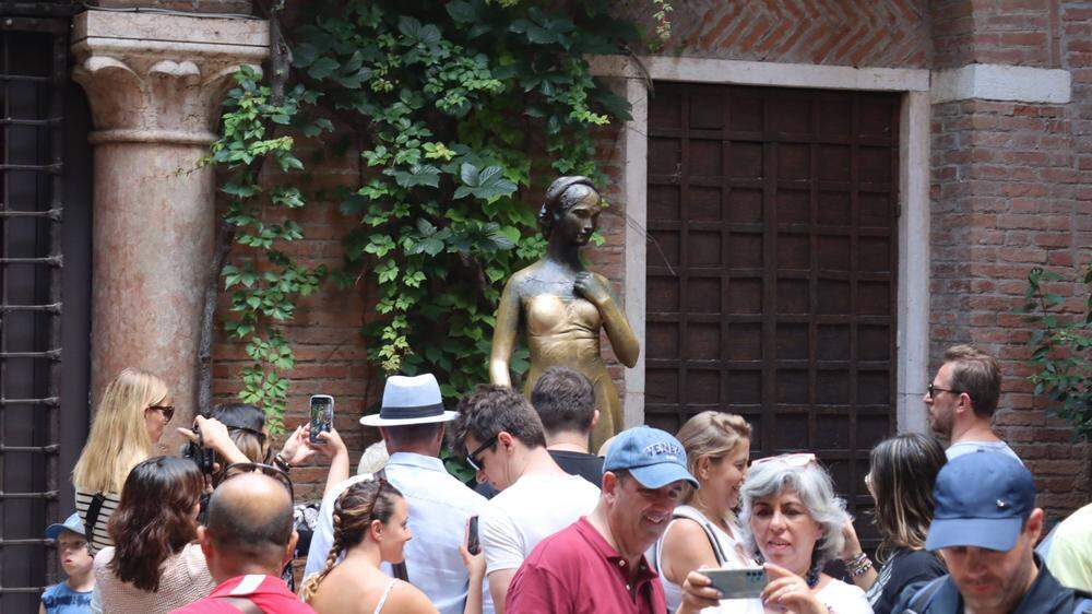 Die Julia-Statue vor der „Casa di Giulietta“ in Verona