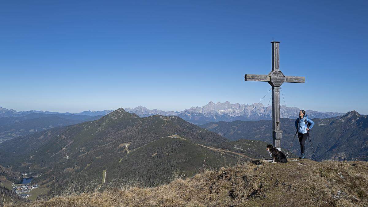 Von Bärenstaffl ist im Hintergrund das markante Dreigestirn des Dachsteins zu sehen