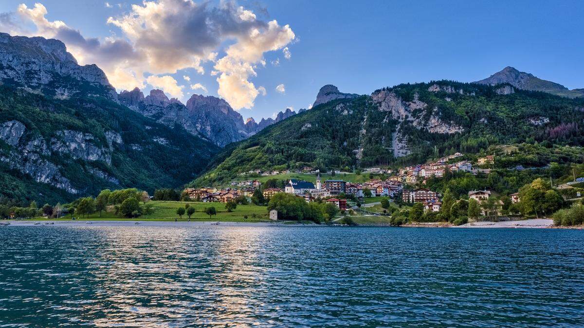 Der Molvenosee liegt im Trentino