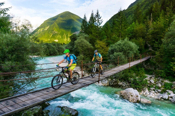 2024 kommt ein besonderes Projekt ins Rollen: Die Trans-Dinarica-Route ist ein Fernradweg, der auf 3364 Kilometern Länge durch Slowenien, Kroatien, Bosnien und Herzegowina, Montenegro, Albanien, Nordmazedonien, Kosovo und Serbien führt. Gipfel, Küste, Unesco-Kulturerbe – das alles liegt am Wegesrand.