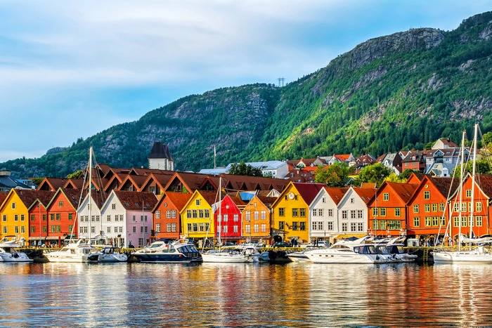 Bergen: In Norwegen gibt es Regionen, in denen die Berge direkt ins Meer zu fallen scheinen. Eine davon ist Bergen an der Westküste. Die Stadt ist die zweitgrößte des Landes und wird nicht umsonst als „Tor zu den Fjorden“ bezeichnet. Besonders sehenswert ist das Hafenviertel Bryggen, das zwar mehrfach durch Brände beschädigt, aber immer wieder originalgetreu aufgebaut wurde. Als Beispiel hanseatischer Baukunst in Norwegen zählt es deshalb zum Welterbe der Unesco.