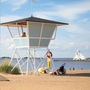 Bademeister- und Leuchtturm am Strand der Insel Hietasaari