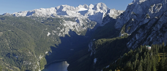Mit der<strong> </strong>Gosaukammbahn gelangt man in wenigen Minuten auf das aussichtsreiche Hochplateau der Zwieselalm