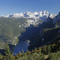 Mit der<strong> </strong>Gosaukammbahn gelangt man in wenigen Minuten auf das aussichtsreiche Hochplateau der Zwieselalm