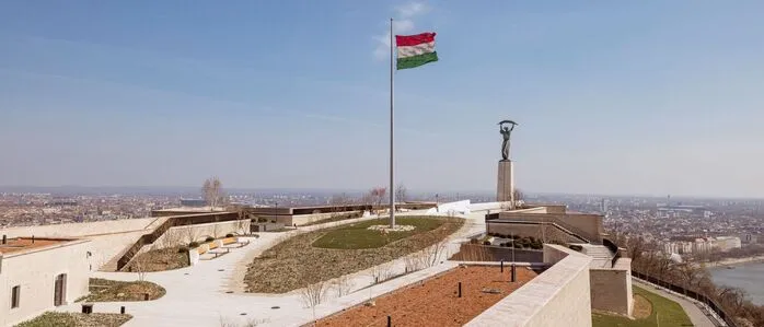 Die renovierte Zitadelle von Budapest mit der Freiheitsstatue