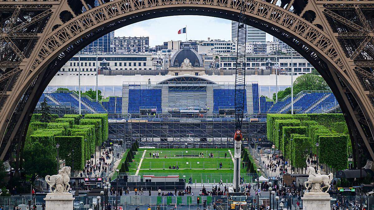 Auch auf dem Champ de Mars hinter dem Eiffelturm stehen schon Tribünen für Olympia