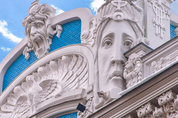 Jugendstilviertel. Um Altstadt und Parks schlingen sich die Boulevards von Riga, die vom Jugendstil geprägt sind, besonders in der Elisabeth- und der Albertstraße. Im Jugendstilmuseum in der Hausnummer 12 gelangt man über eine spektakuläre Wendeltreppe in die passend möblierten Räume. Sie waren einst die Wohnung des lettischen Architekten Konstantīns Pēkšēns, der dort bis 1907 lebte und arbeitete. Er entwarf unter anderem das prachtvolle Jugendstilhaus in der Smilšu-Straße.