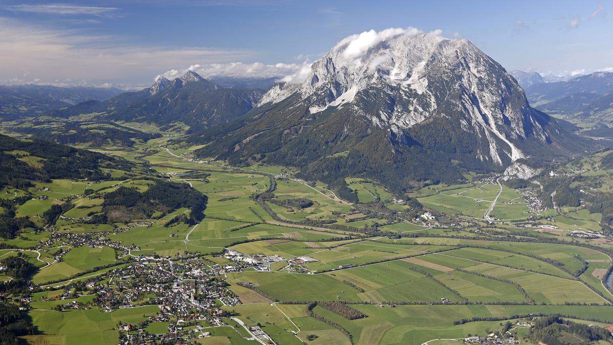 Eindrucksvoll trennt der<strong> </strong>Grimming das Ennstal vom Ausseerland