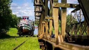 Wer einen Tag Zeit hat, kann mit einem Schiff der Weißen Flotte den gesamten Kanal abfahren