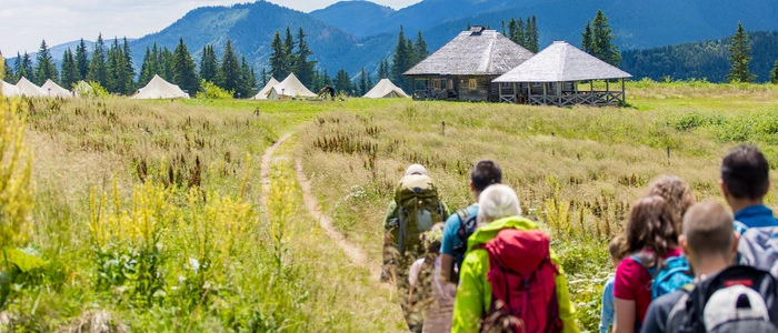 Wanderer auf dem Weg ins Camp Poiana Tămaș in den Făgăraș-Bergen