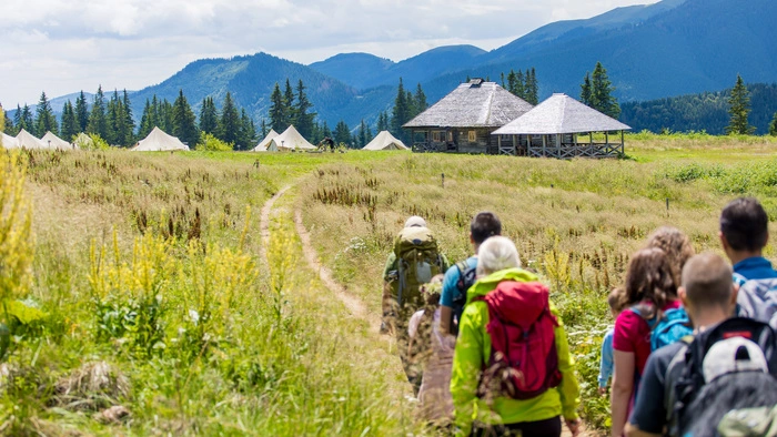 Wanderer auf dem Weg ins Camp Poiana Tămaș in den Făgăraș-Bergen