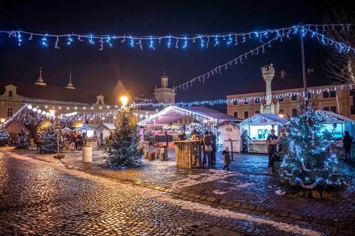Osijek. In der Hauptstadt der Region Slawonien findet dieses Jahr der Weihnachtsmarkt vom 1. bis 31. Dezember in der schönen Altstadt, der Tvrđa, statt. Die barocke Festungsanlage sowie die historischen Gebäude verleihen einen zauberhaften Charme, die Aussteller in der Stadt an der Drau präsentieren traditionelles Kunsthandwerk und hausgemachte kulinarische Schmankerl. Neben Glühwein und Punsch sollte man unbedingt das erstklassige Weihnachtsbier der lokal ansässigen und gleichzeitig ältesten Brauerei Kroatiens kosten. 