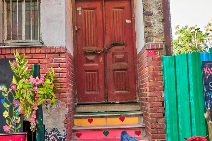Antiquitäten. Traditionell gibt es in den Vierteln einige Antiquitätengeschäfte, in denen sich besondere Souvenirs aufstöbern lassen. Gleich mehrere auf einem Fleck findet man auf dem Çıfıt Bazaar. Tipp: Zwischenstopp in der Agora-Taverne. 