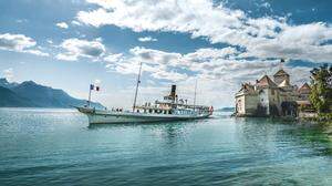 Der Schaufelraddampfer „La Suisse“ vor Schloss Chillon auf dem Genfersee