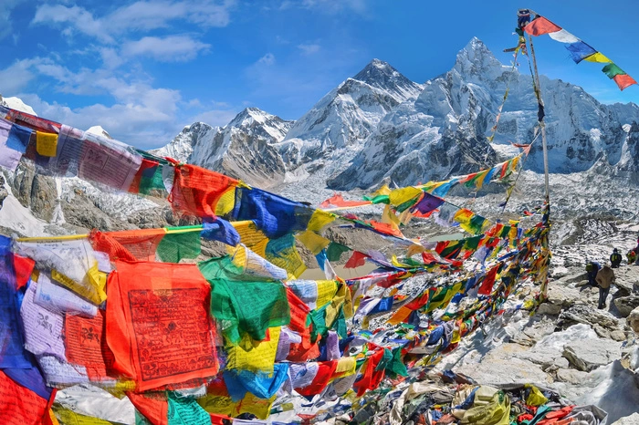 Der höchste Berg der Welt liegt im Himalaya und streckt sich mehr als 8848 Meter in den Himmel.