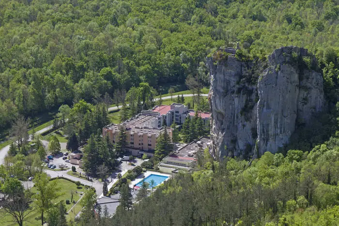 Im nördlichen Istrien, nahe den Trüffelstädtchen Motovun und Livade, liegt das Heilbad Istarske Toplice, umgeben von der bezaubernden Landschaft des Mirnatals. Über der Therme erhebt sich eine 85 Meter hohe Felswand, genannt Gorostas (Riese). 