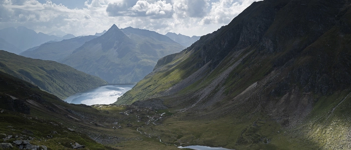 Blick auf den Oberen Bockhartsee sowie den künstlich angelegten Bockhartstausee