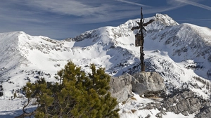 Auf dem Gipfelrücken der Mittereckhöhe steht ein kunstvoll geschmiedetes Gipfelkreuz