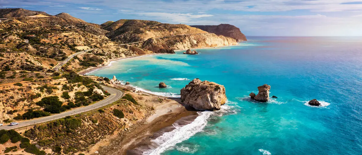 Beim Felsen der Aphrodite in Petra tou Romiou auf Zypern soll die meerschaumgeborene Göttin dem Meer entstiegen sein