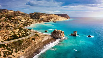 Beim Felsen der Aphrodite in Petra tou Romiou auf Zypern soll die meerschaumgeborene Göttin dem Meer entstiegen sein