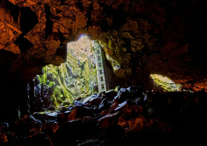 Hinunter in die Vulkanhöhle Furna do Enxofre auf Graciosa