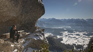 Die Felsnische aus Konglomeratgestein bietet Windschutz und prächtige Ausblicke auf das Ramsauer Hochplateau