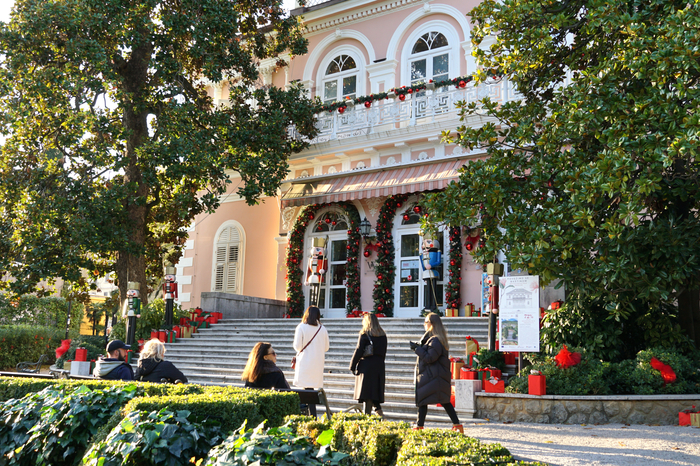 Opatija. Vom 1. Dezember bis 7. Januar verleiht „Der schönste Advent am Meer“ bekannten Plätzen von Opatija wie dem St.-Jakobspark, dem Park Angiolina, dem Slatina-Strand oder der Küstenpromenade Lungomare sowie dem malerischen Fischerdorf Volosko eine festliche Stimmung. Konzerte und Eislaufbahn inklusive. 